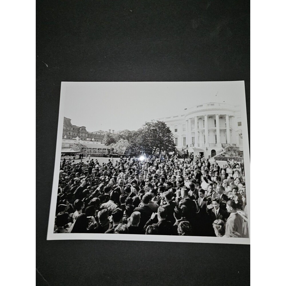 8x10 Press Photo MAY 5, 1964 President & Mrs. Johnson. (also Lynda) greet...